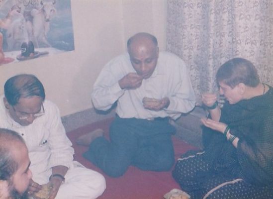 माननीय केंद्रीयमंत्री श्री सीपी ठाकुर जी और गृह सचिव( बिहार) श्री यू.न पंजियार जी अपनी धर्मपत्नी के साथ प्रसाद ग्रहण करते हुए। (फाइल फोटो)	
