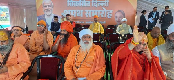 दिल्ली सरकार के शपथ ग्रहण समारोह के दौरान